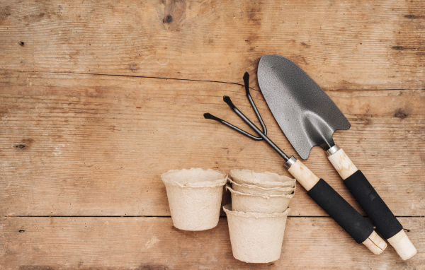 Садовый инвентарь на деревянном столе