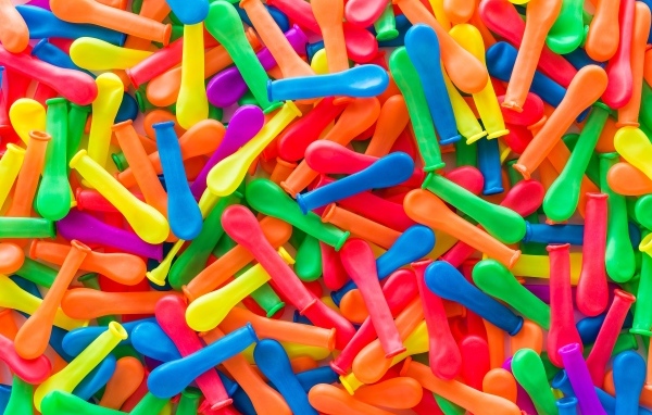 Много разноцветных новых воздушных шариков