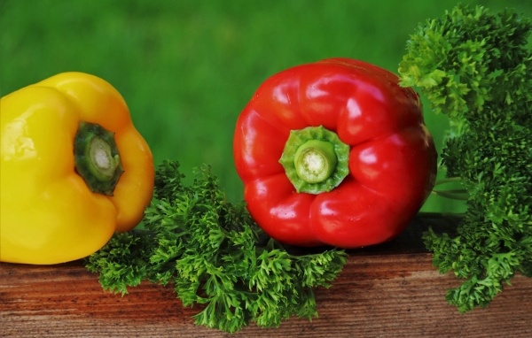 Болгарский перец с зеленью петрушки