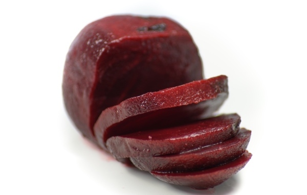 Вареная свекла на белом фоне