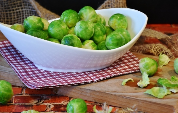 Брюссельская капуста в большой белой тарелке
