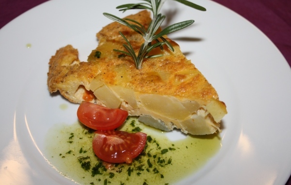 Запеканка на тарелке с помидорами