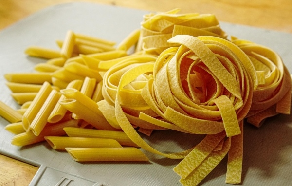 Макароны разных видов на столе