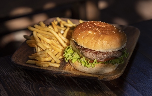 Гамбургер на тарелке с картошкой фри