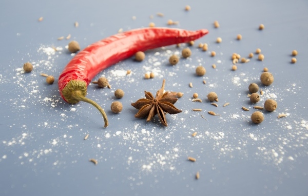 Острый красный перец с бадьяном на сером фоне