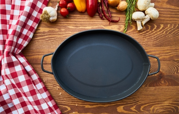 Большая чугунная жаровня на столе