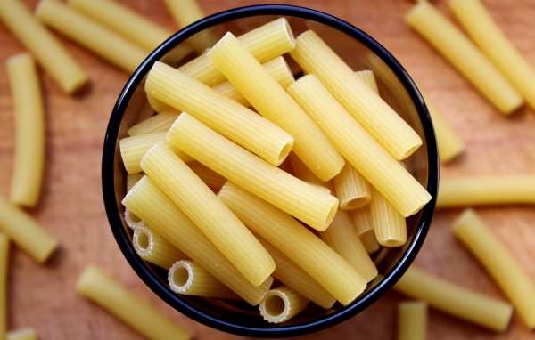 Большие макароны ригатони крупным планом