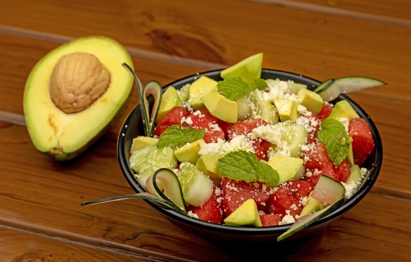 Салат с авокадо, помидорами и огурцами