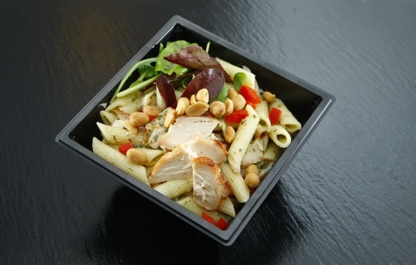 Салат с макаронами, зеленью и курицей