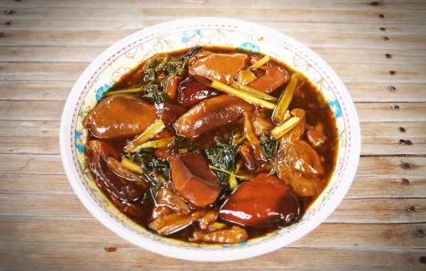 Острое азиатское блюдо с грибами