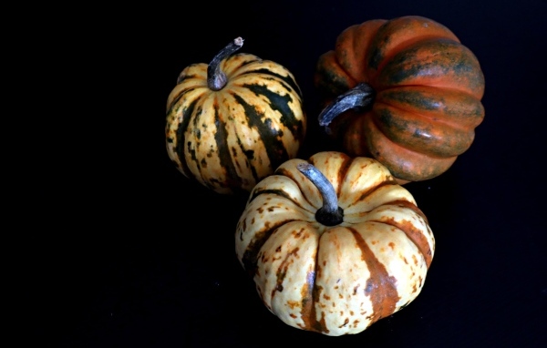 Три тыквы на черном фоне