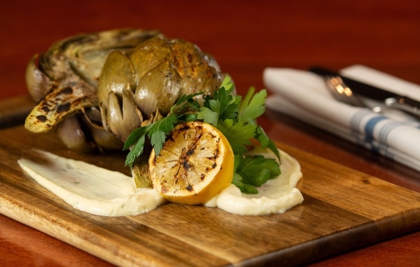 Артишок с лимоном на доске