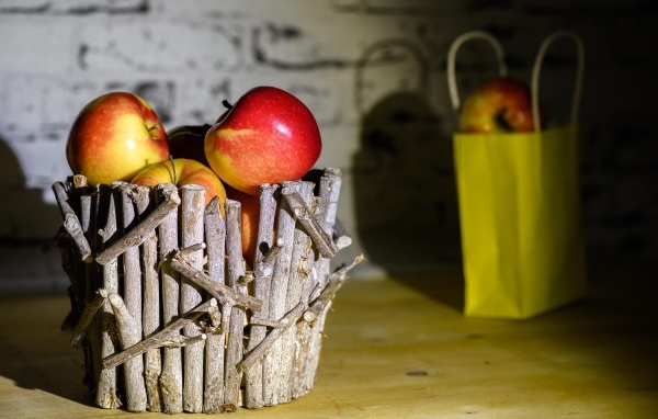 Корзина из веток с красными яблоками