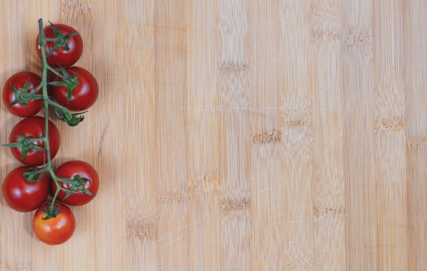 Веточка с помидорами на деревянном фоне