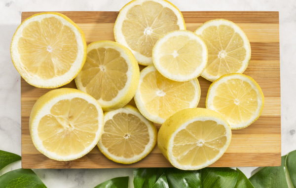 Разделочная доска с нарезанным лимоном