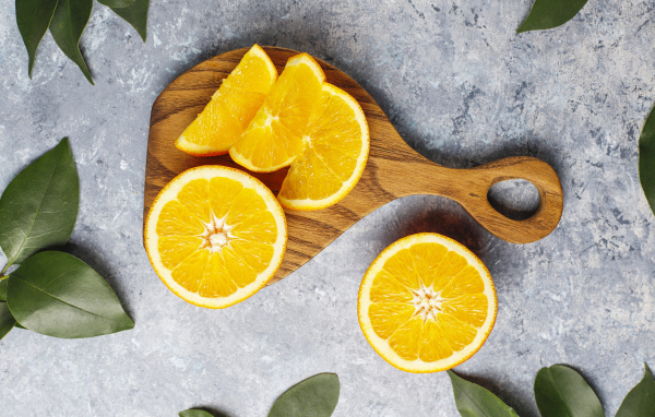 Апельсин на разделочной доске кусочками