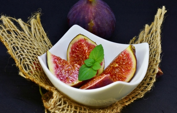 Нарезанный инжир в белой тарелке 