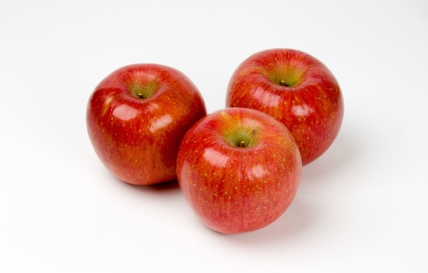 Три красных яблока на белом фоне