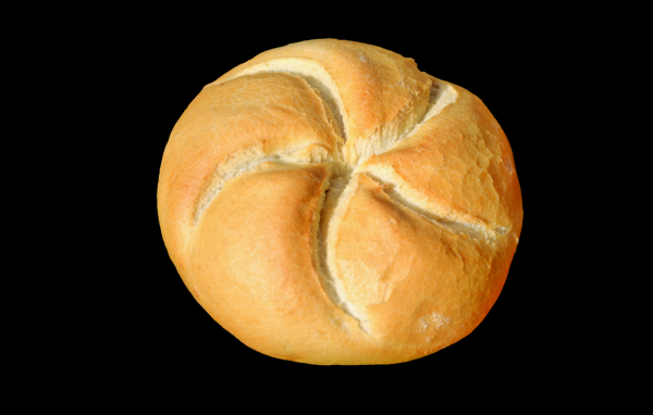Круглый хлеб на черном фоне