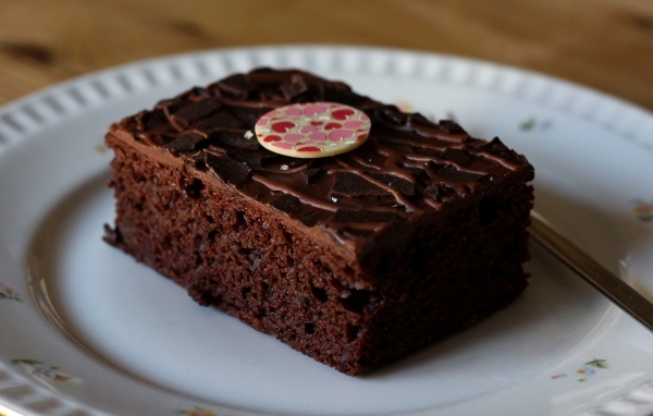 Кусок шоколадного десерта брауни на тарелке 