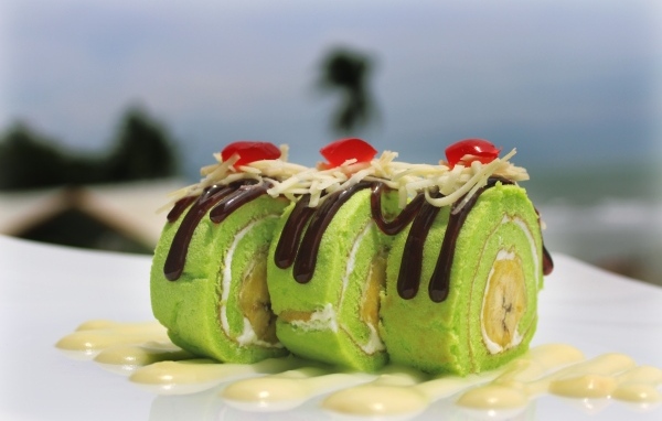 Рулет с бананом и сгущенкой