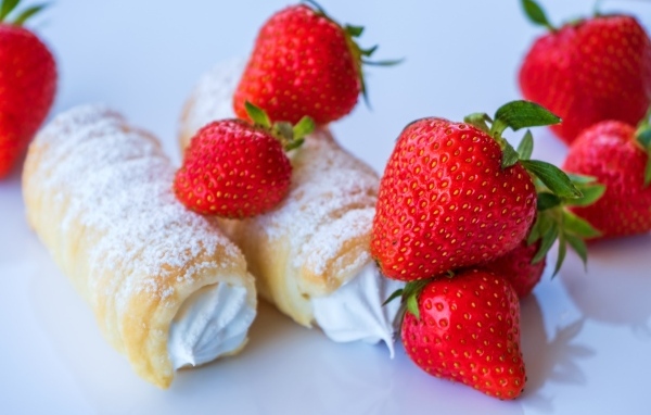 Трубочки со сливочным кремом и ягодами клубники