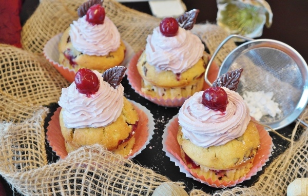 Кексы с розовым кремом и ягодами вишни 