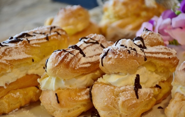 Эклеры со взбитым кремом