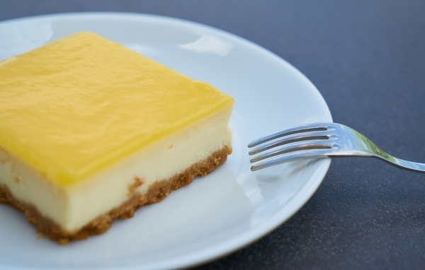 Лимонный чизкейк на тарелке