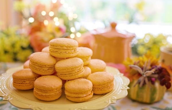 Печенье макарун на большой красивой тарелке