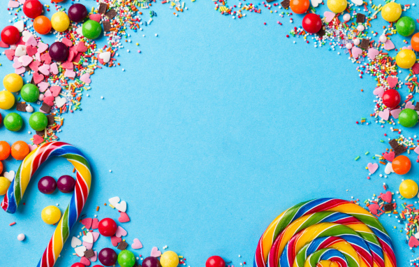 Разноцветные конфеты на голубом фоне крупным планом