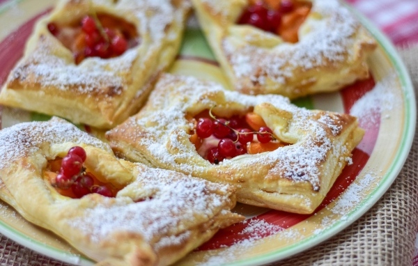 Слойки с ягодами красной смородины и сахарной пудрой