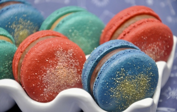 Сладкий разноцветный десерт макарун на столе