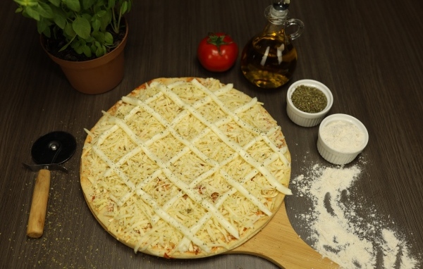 Пицца с сыром на столе со специями