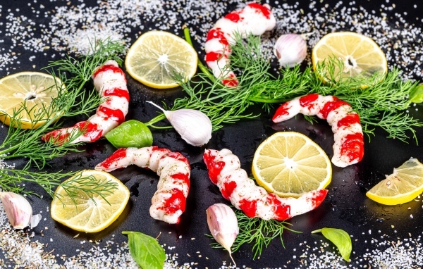 Креветки на столе с укропом и лимоном