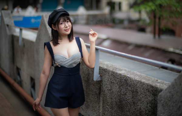 Девушка азиатка в берете и очках 