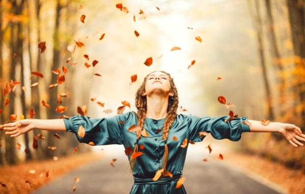 Красивая девушка любит осенние листья