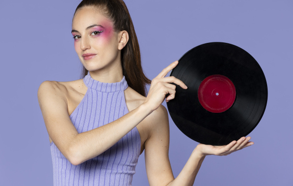 Красивая девушка с пластинкой в руках