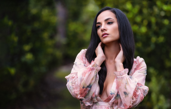 Жгучая брюнетка с карими глазами с руками у шеи