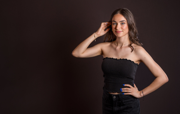 Милая шатенка в черном наряде