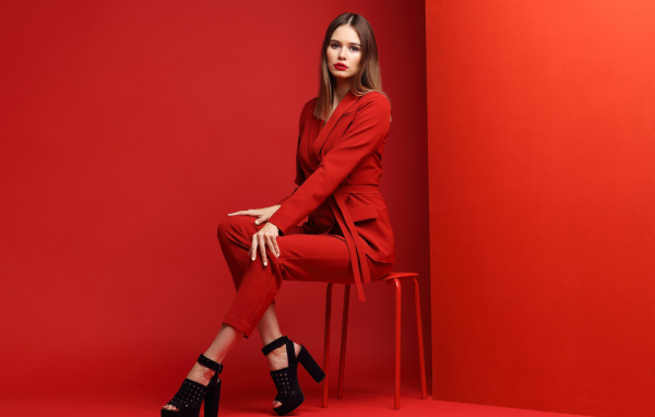 Девушка в красном костюме и черной обуви