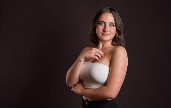 Девушка с голубыми глазами на черном фоне