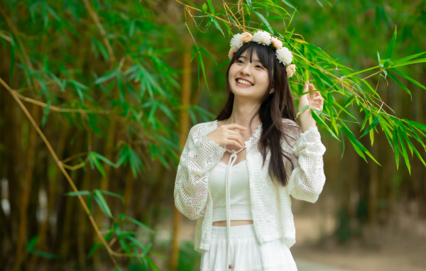 Улыбающаяся азиатка с венком на голове