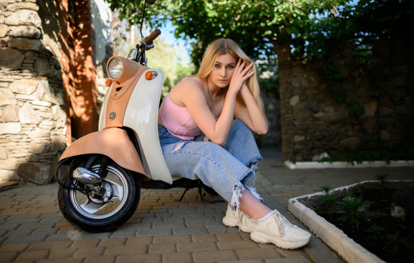 Молодая блондинка с мотоциклом 