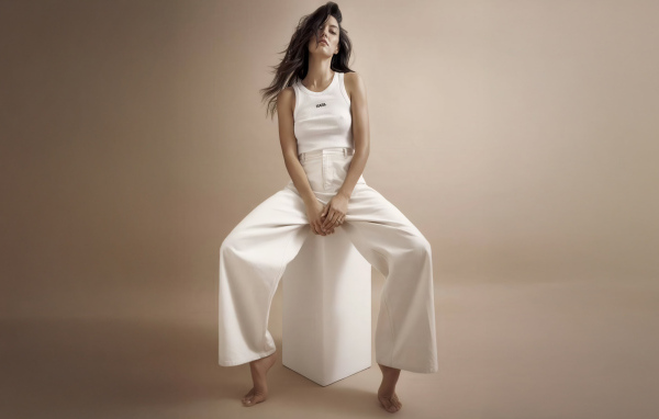 Модель Ребекка Мир в белом костюме