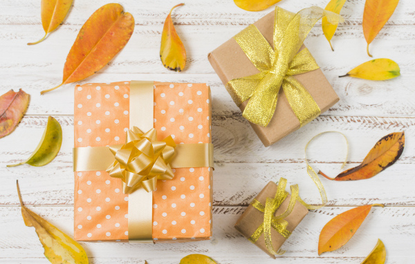 Подарки с опавшими листьями на столе