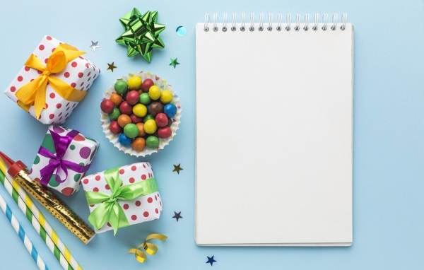 Блокнот с декором на голубом фоне, шаблон открытки на день рождения