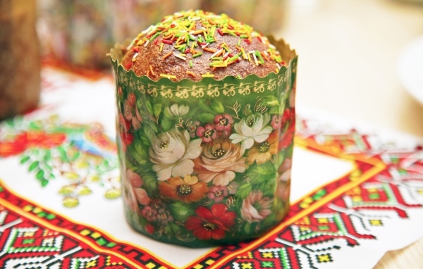 Красивый пасхальный кулич с полотенцем на Пасху