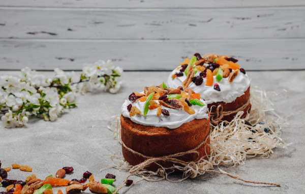 Два пасхальных кулича украшены цукатами