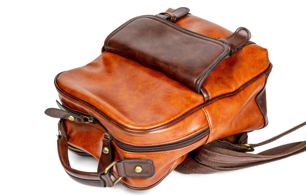 Кожаный школьный рюкзак на белом фоне